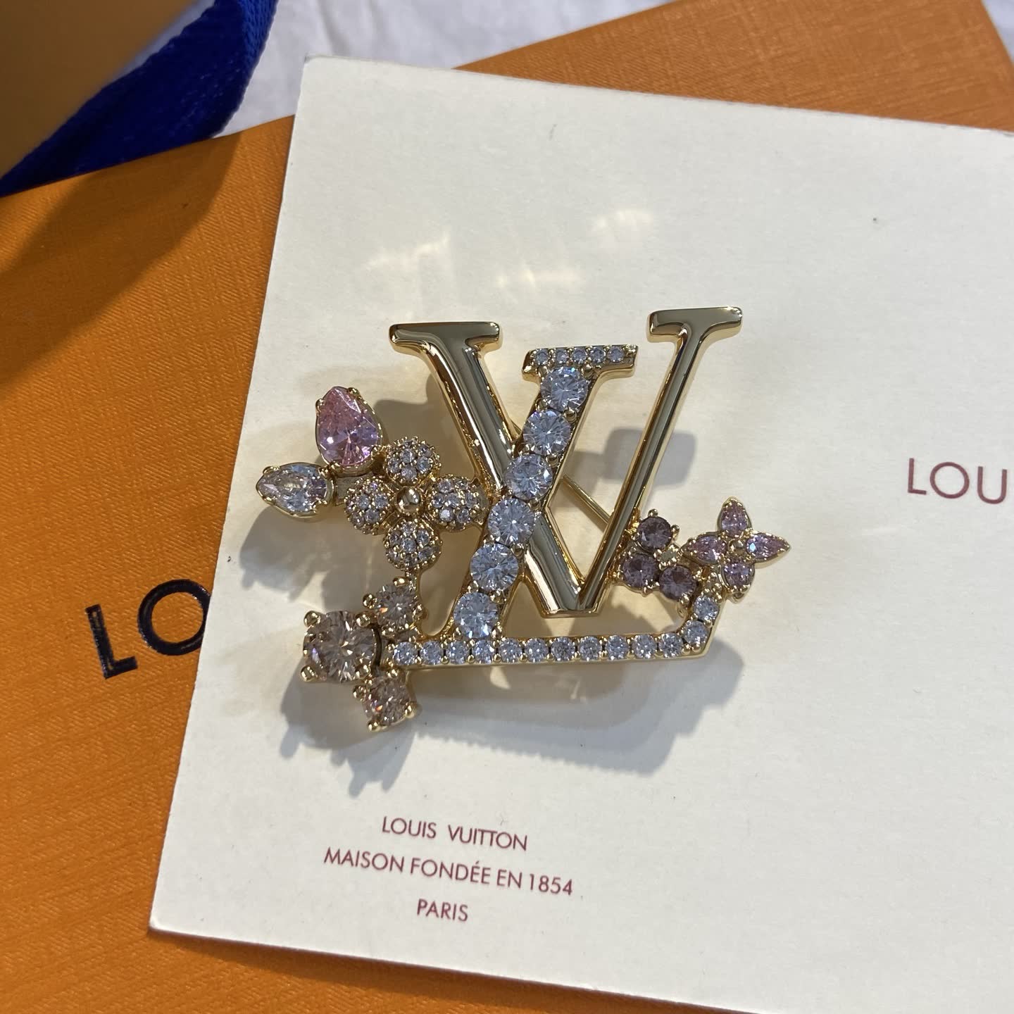 Louis Vuitton LV Logo Brooch-LZ1299